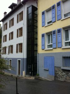 mini-ascenseur dans petit immeuble